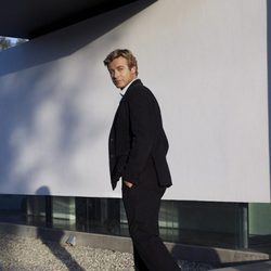 Simon Baker paseando en 'El Mentalista'
