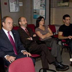 Miguel Rellán con el equipo de 'El comisario'