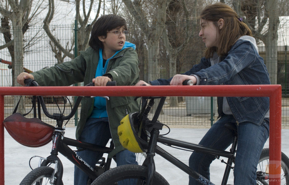 Rodrigo Noya en bicicleta en 'Hermanos y detectives'
