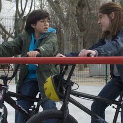 Rodrigo Noya en bicicleta en 'Hermanos y detectives'