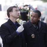 Gary Sinise y Hill Harper en el capítulo "Jugando con fuego" de 'CSI: NY'