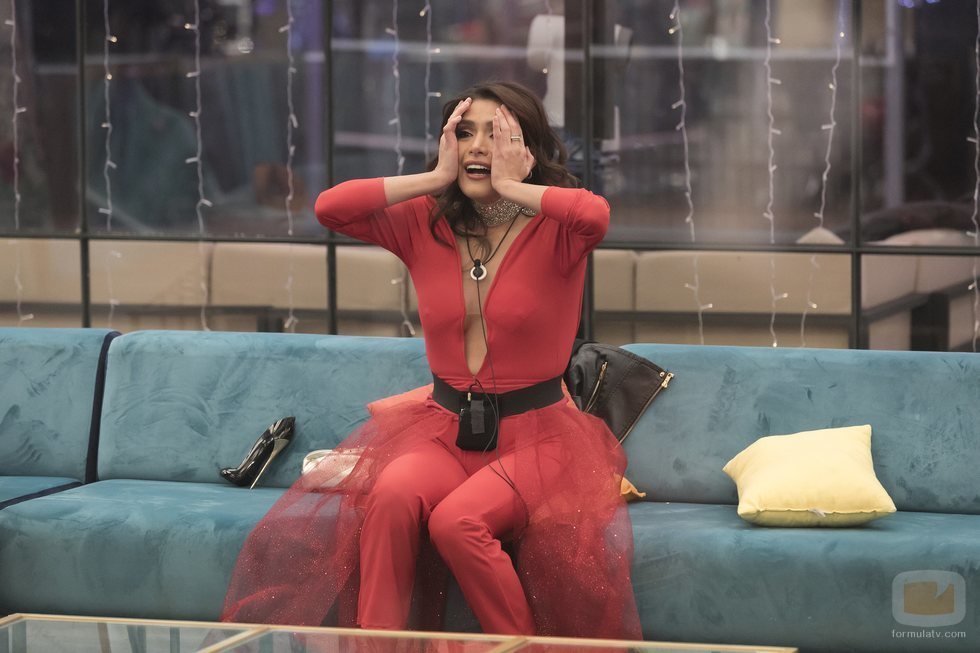Miriam Saavedra sorprendida en el salón de la casa en la final de 'GH VIP 6'