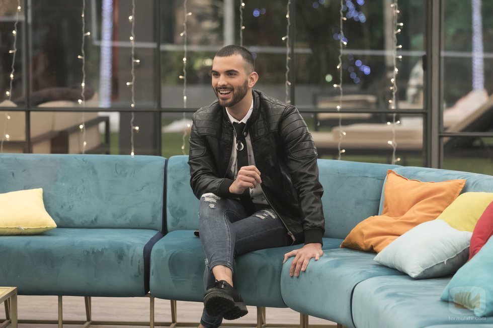 Suso sonriente en el salón de la casa en la final de 'GH VIP 6'