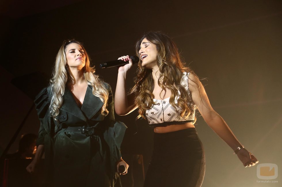 India Martínez y Julia cantando en la Gala de Navidad de 'OT 2018'
