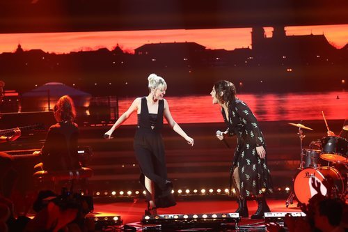 Alba Reche y Zaz cantando en la Gala de Navidad de 'OT 2018'