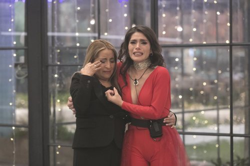 Miriam Saavedra con su madre en el interior de la casa en la final de 'GH VIP 6'