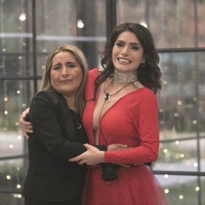 Miriam Saavedra junto a su madre en el interior de la casa en la final de 'GH VIP 6'