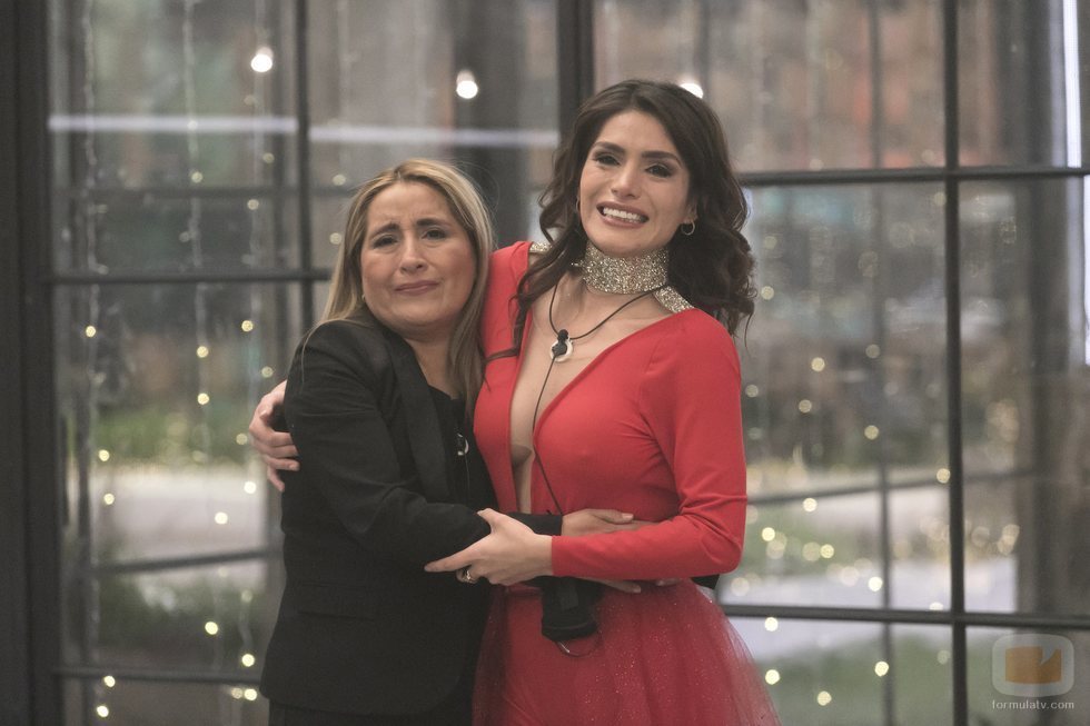Miriam Saavedra junto a su madre en el interior de la casa en la final de 'GH VIP 6'