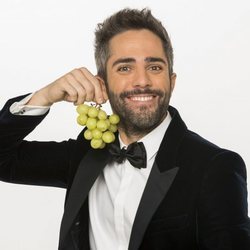 Roberto Leal, presentador de las Campanadas 2018-2019, posa con las doce uvas de la suerte