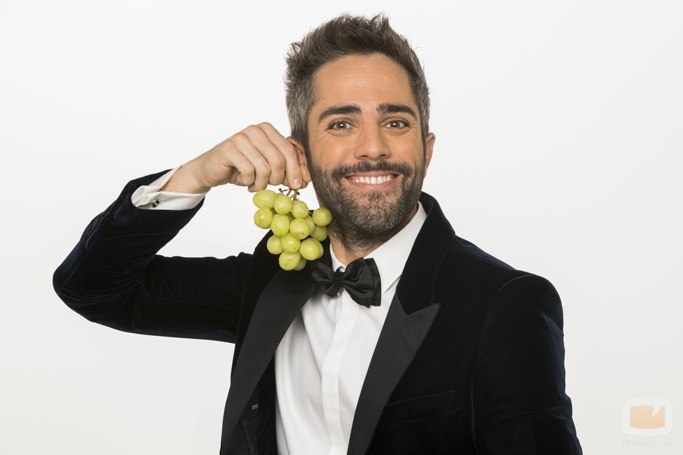 Roberto Leal, presentador de las Campanadas 2018-2019, posa con las doce uvas de la suerte