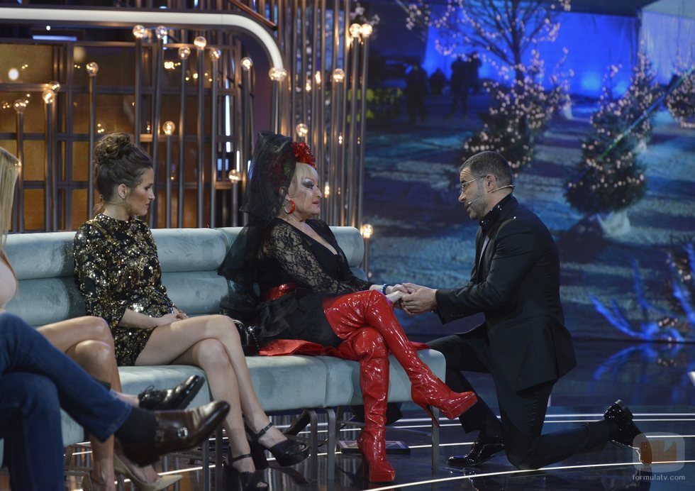 Jorge Javier Vázquez se arrodilla frente a Aramís Fuster en la final de 'GH VIP 6'