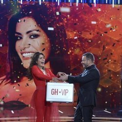 Miriam Saavedra gana 'GH VIP 6' y recibe el maletín de la mano de Jorge Javier Vázquez