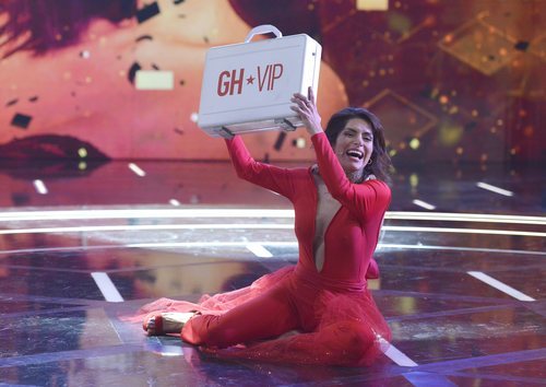 Miriam Saavedra junto al maletín en la final de 'GH VIP 6'