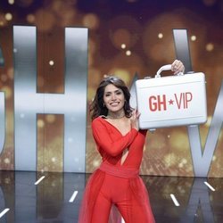 Miriam Saavedra posa junto al maletín en la final de 'GH VIP 6'