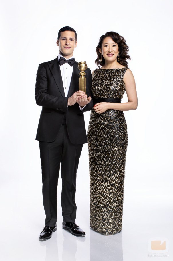 Andy Samberg y Sandra Oh, presentadores de la 76ª edición de los Globos de Oro, posan con la nueva estatuilla