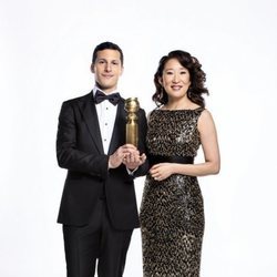 Andy Samberg y Sandra Oh, presentadores de la 76ª edición de los Globos de Oro, posan con la nueva estatuilla