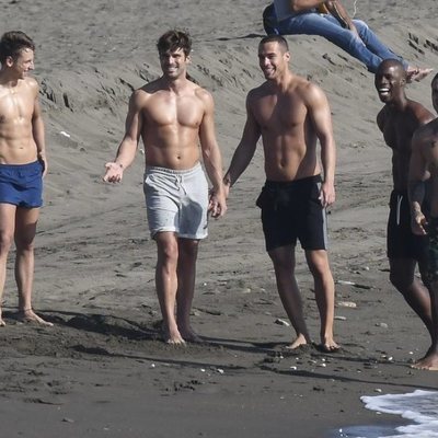 Carlo Costanzia, Jesús Mosquera y el resto del reparto masculino de 'Toy Boy'