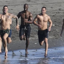 Los protagonistas de 'Toy Boy' hacen ejercicio en la playa para mantenerse en forma