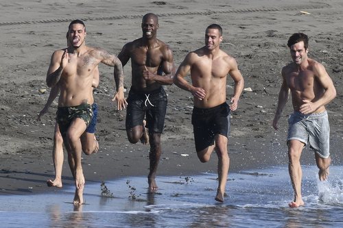 Los protagonistas de 'Toy Boy' hacen ejercicio en la playa para mantenerse en forma