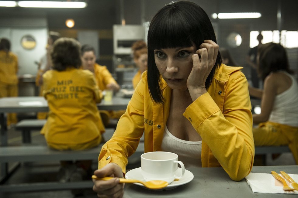 Zulema en el comedor de la cárcel de 'Vis a vis'