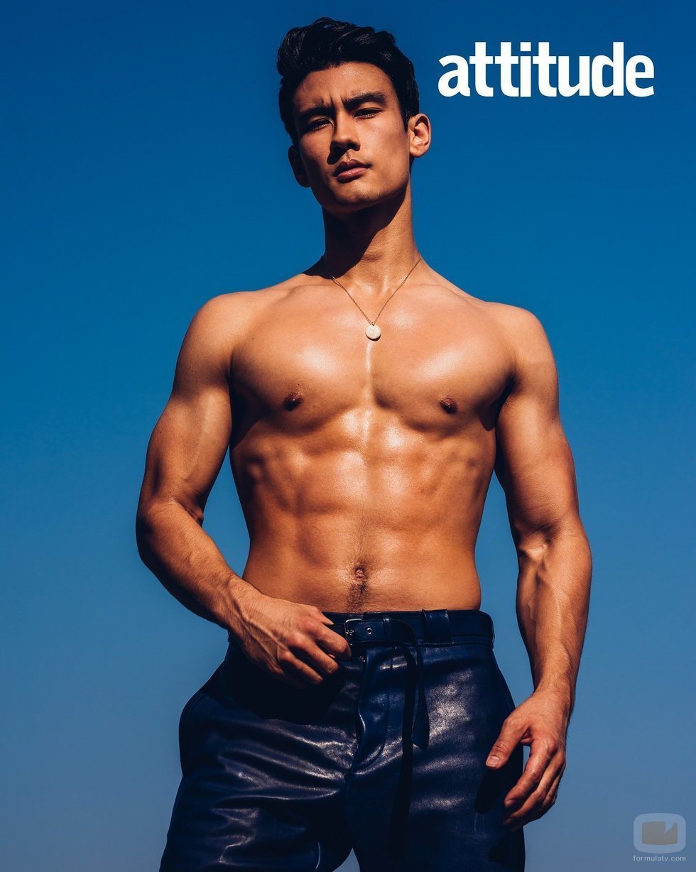 Alex Landi, el primer doctor gay de 'Anatomía de Grey', posa sin camiseta en una entrevista