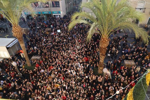 Alba Reche recibe un baño de masas al llegar a Elche