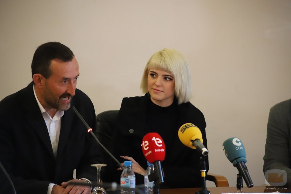 Alba Reche, en el Ayuntamiento de Elche junto al alcalde