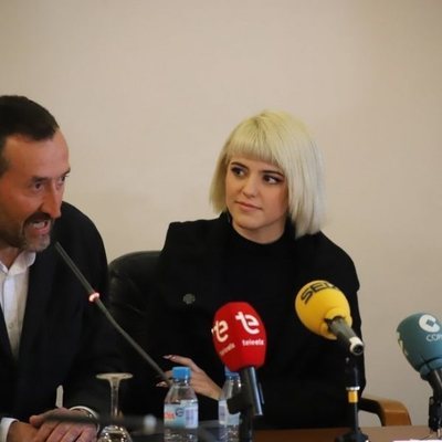 Alba Reche, en el Ayuntamiento de Elche junto al alcalde