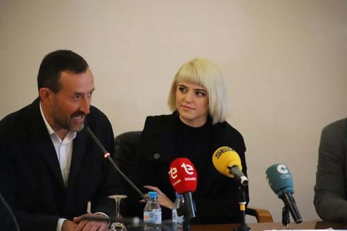 Alba Reche, en el Ayuntamiento de Elche junto al alcalde