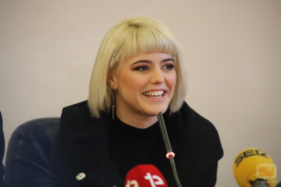 Alba Reche, hablando con los medios en su llegada a Elche
