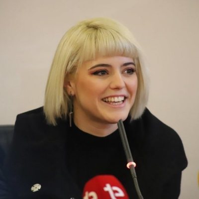 Alba Reche, hablando con los medios en su llegada a Elche