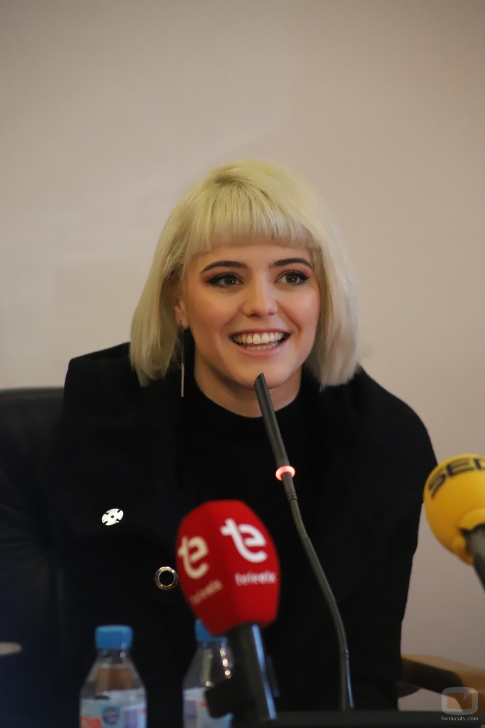 Alba Reche, contestando a los medios en el Ayuntamiento de Elche