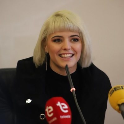 Alba Reche, contestando a los medios en el Ayuntamiento de Elche