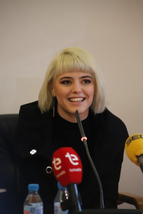 Alba Reche, contestando a los medios en el Ayuntamiento de Elche