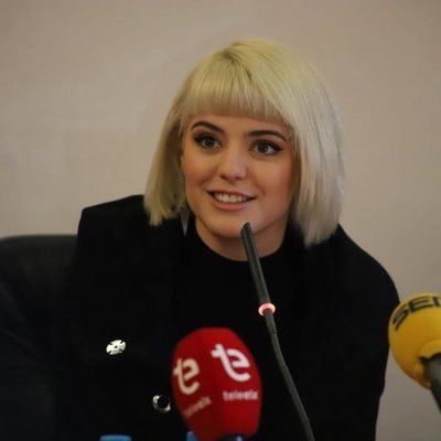 Alba Reche, hablando con los medios en el Ayuntamiento de Elche