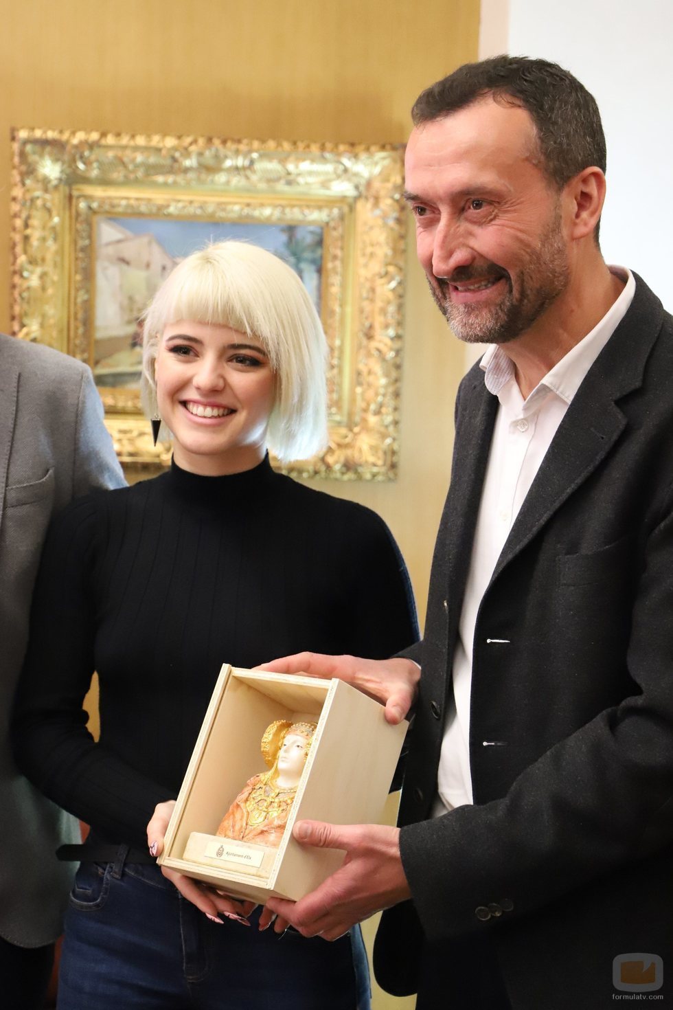 Alba Reche posando junto a Carlos González Serna, el alcalde de Elche