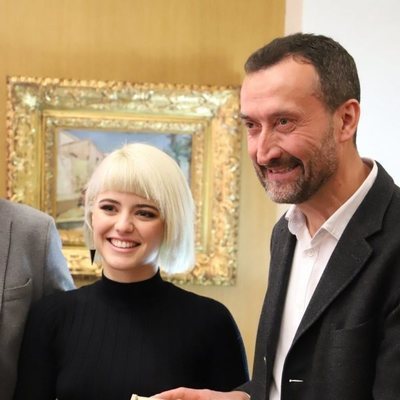 Alba Reche posando junto a Carlos González Serna, el alcalde de Elche