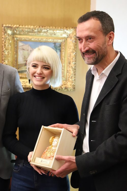 Alba Reche posando junto a Carlos González Serna, el alcalde de Elche
