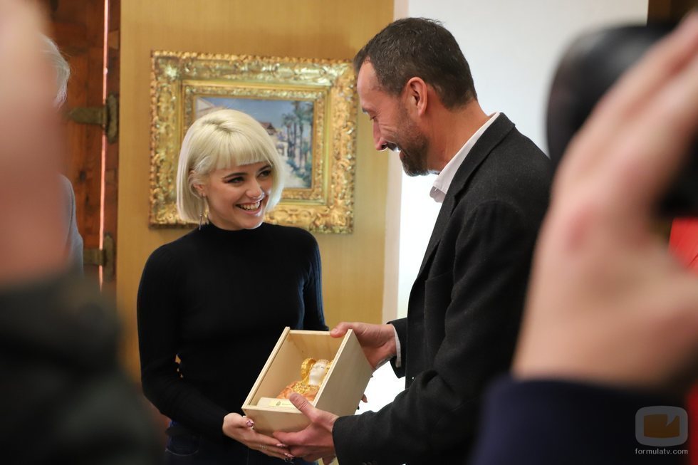 Alba Reche recibe como obsequio una miniatura de la Dama de Elche