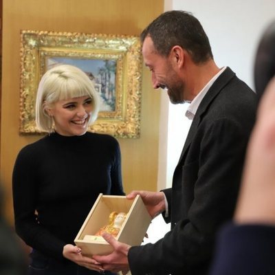 Alba Reche recibe como obsequio una miniatura de la Dama de Elche