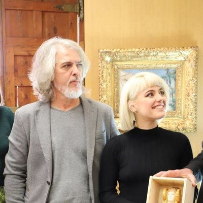 Alba Reche, muy sonriente tras recibir su obsequio, una miniatura de la Dama de Elche
