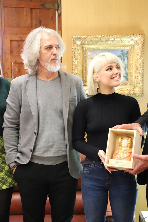 Alba Reche, muy sonriente tras recibir su obsequio, una miniatura de la Dama de Elche