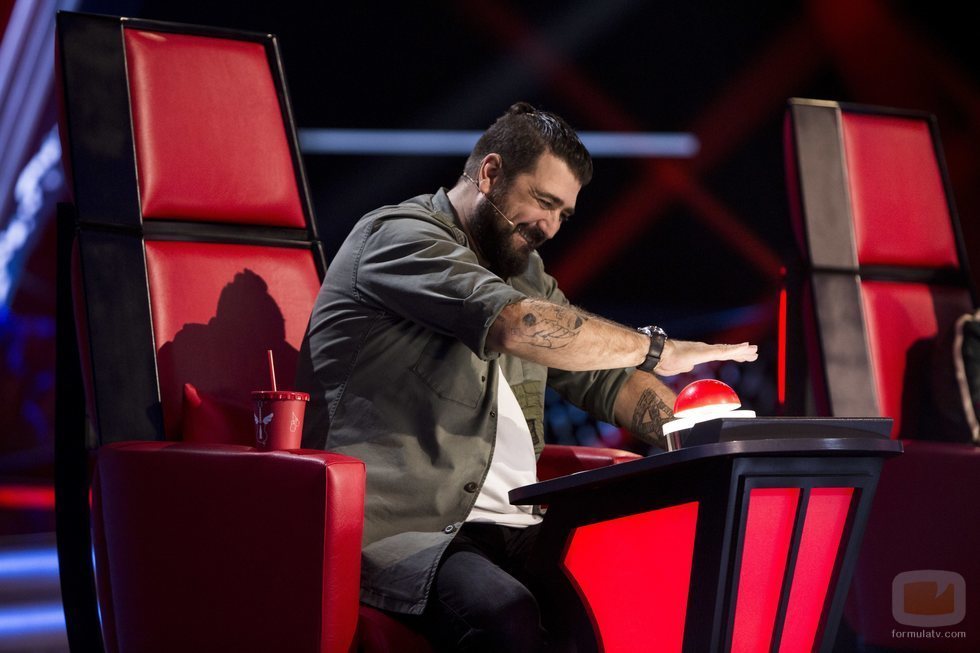 Antonio Orozco aprieta el pulsador como coach en 'La Voz'