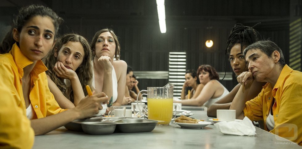 Foto de grupo de las reclusas en el comedor de 'Vis a vis'