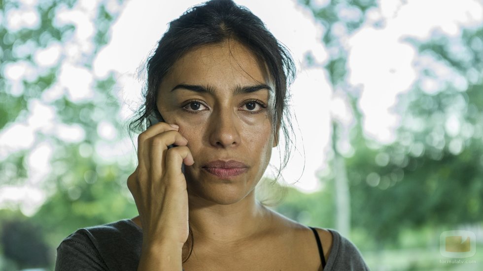 Altagracia hablando por el móvil