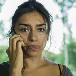 Altagracia hablando por el móvil