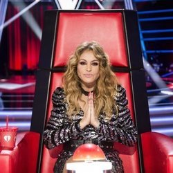 Paulina Rubio posa como coach de 'La Voz', juntando las manos