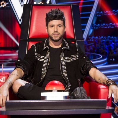 Pablo López posando serio en su sillón de coach en 'La Voz'