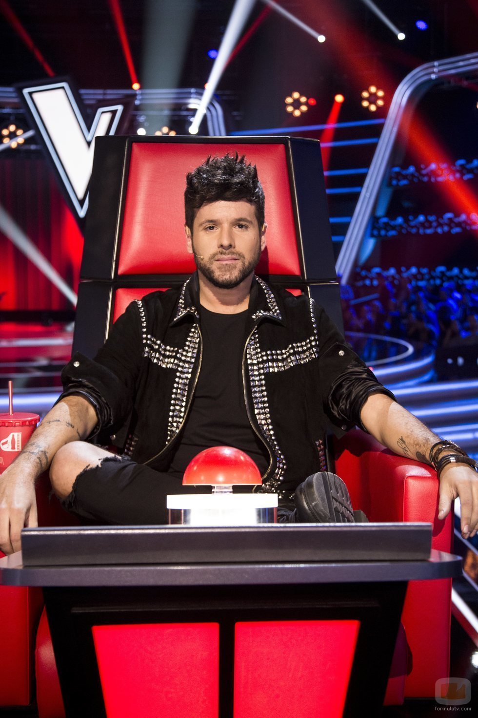 Pablo López posando serio en su sillón de coach en 'La Voz'