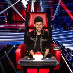 Pablo López muy sonriente en su sillón de coach de 'La Voz'